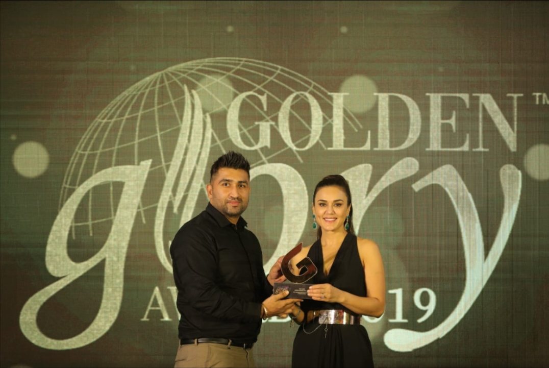 Raj Dave receiving the Golden Glory Award 2019 for Best Emerging Entrepreneur